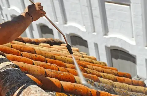 Nettoyage de toitures - Saint-Julien-de-Peyrolas